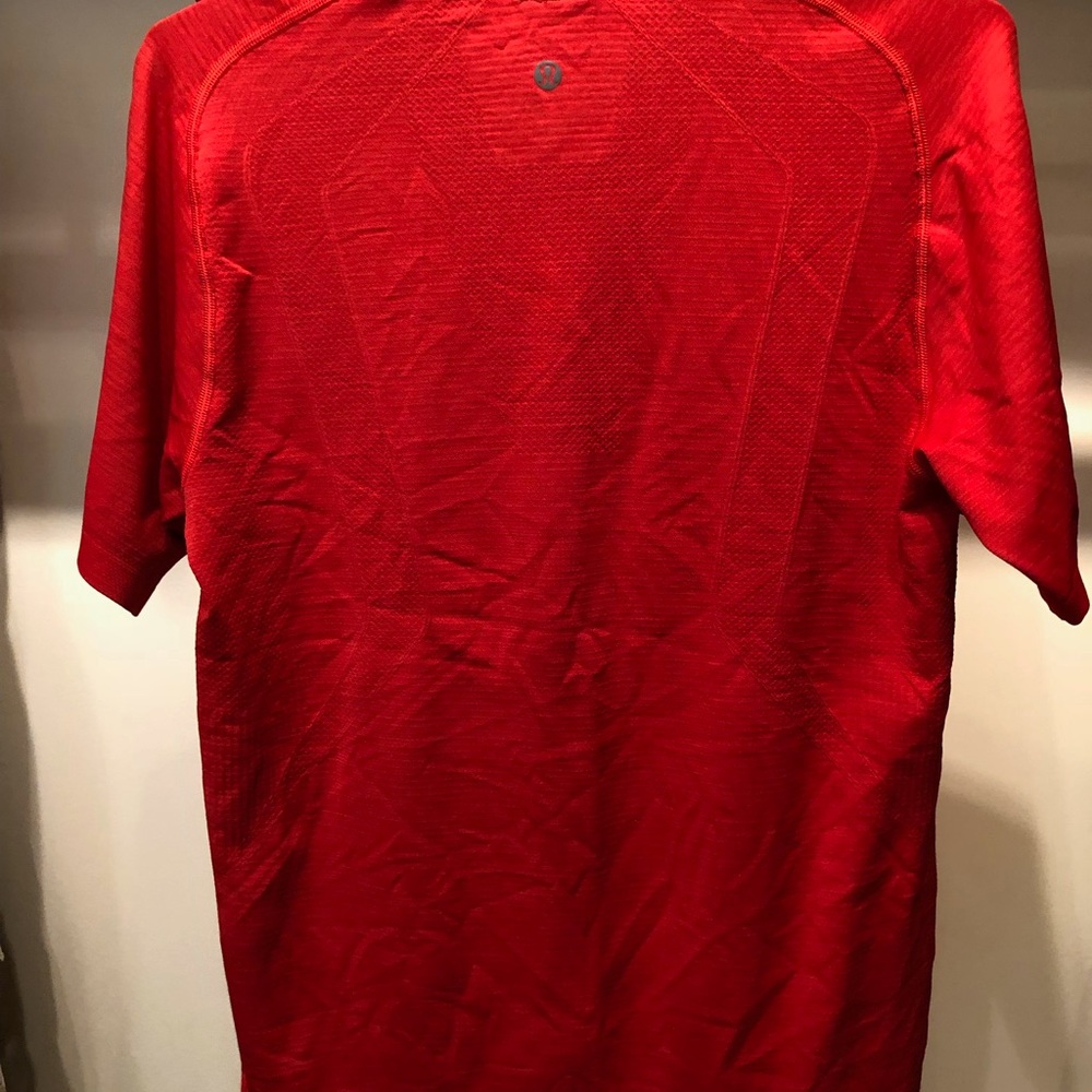 Lululemon vent tech shirt